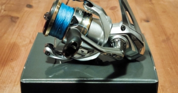 Auf dem Bild ist die Angelrolle Shimano Sedona 2500 FZ zu sehen.