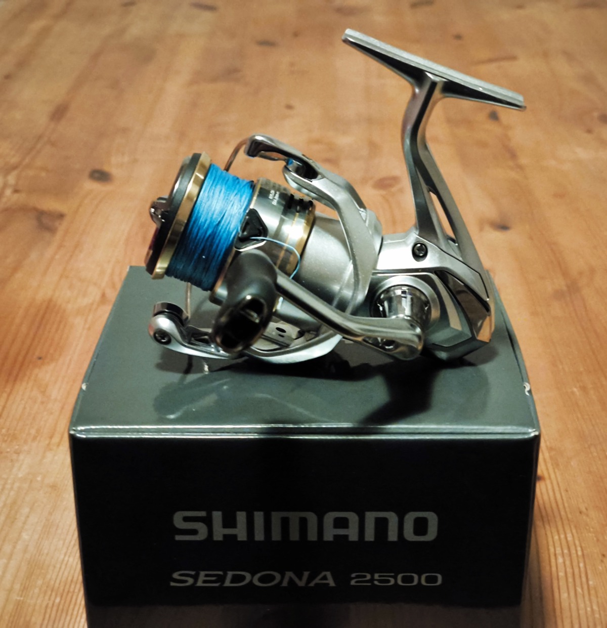 Auf dem Bild ist die Angelrolle Shimano Sedona 2500 FZ zu sehen.