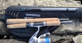 3 Teile der Shimano STC Mini Tele 270ML Reiserute liegen auf Rutentasche.