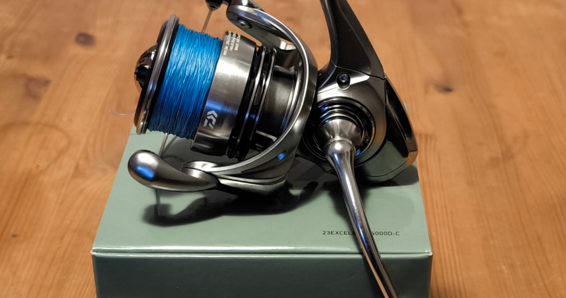 Daiwa 23 Exceler LT4000D-C auf Verpackungsbox