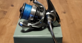 Daiwa 23 Exceler LT4000D-C auf Verpackungsbox