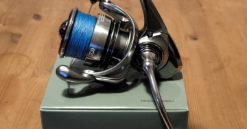 Daiwa 23 Exceler LT4000D-C auf Verpackungsbox