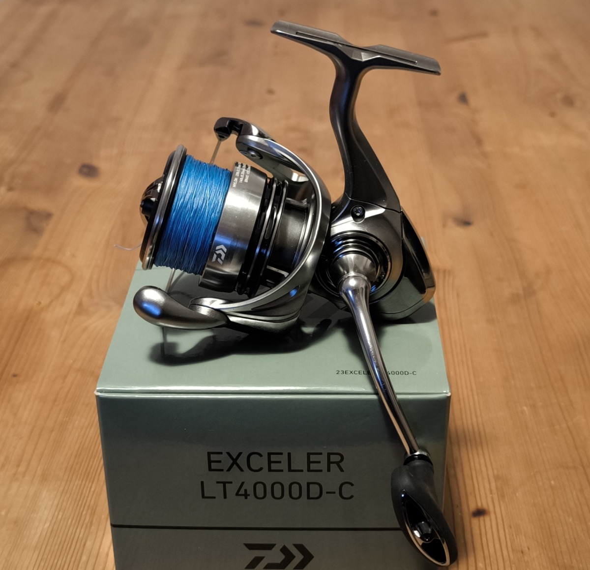 Daiwa 23 Exceler LT4000D-C auf Verpackungsbox
