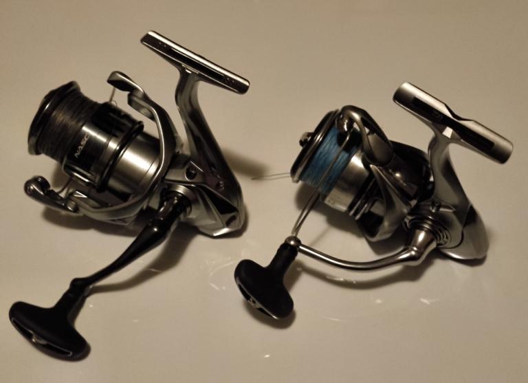 Vergleich der Angelrollen Shimano Nasci FC und Daiwa 23 Exceler LT nebeneinander in der Praxis.