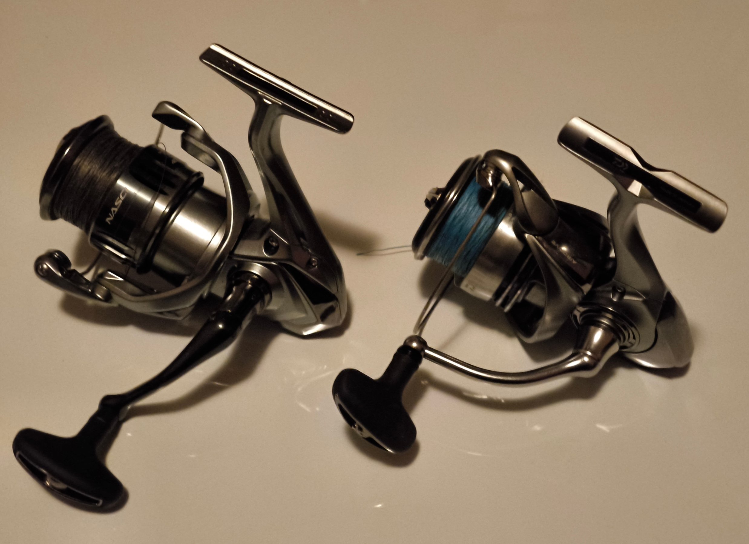 Vergleich der Angelrollen Shimano Nasci FC und Daiwa 23 Exceler LT nebeneinander in der Praxis.